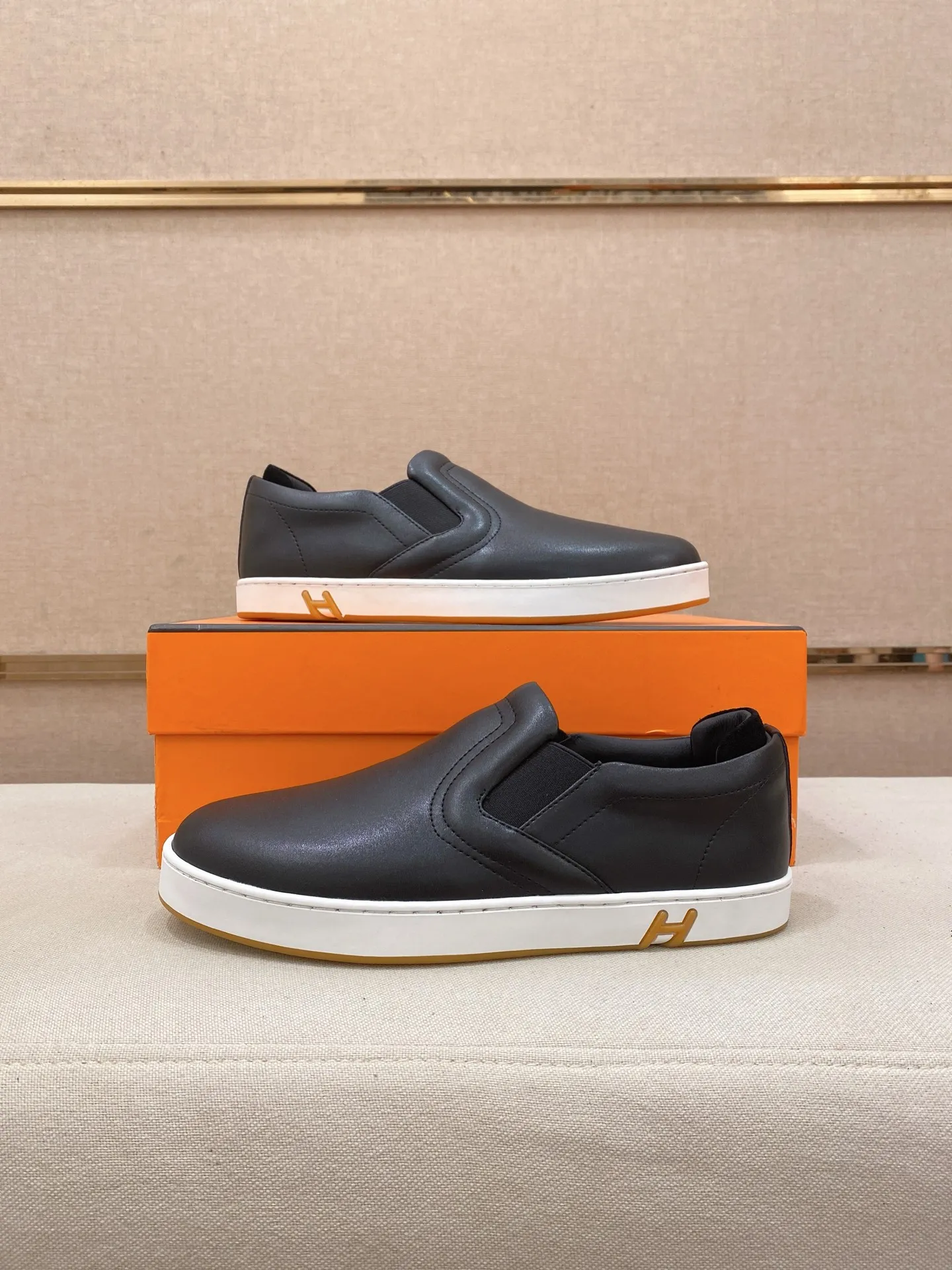 Men's clothing and shoes💰: 442💰《HERMES》【Classic original single version】Hermès; top 🔝purchase agent🔍🔍men's latest 🇺🇸 counter sales simultaneously, imported from Italy original ▲▲cowhide ▲▲ (high-end, nobility, class) ) Exquisite workmanship (Italian 🇮🇹 imported water-dyed 🐂 cowhide lining) sole: original sole provided by the original factory, ⚠️exclusive double-layer activity·TPR·rubber·combined molded outsole; super comfortable·wear-resistant·non-slip·environmental protection The real thing is more beautiful if you take the real thing (high quality, follow the order). You can enter and exit the counter at will * Number of yards: 38-44 (45 can be customized and cannot be returned or exchanged)